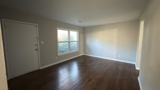 Building Photo - 2900 Edsel Pl