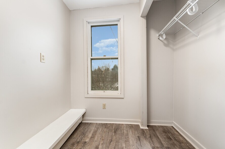 Building Photo - 324 Armstrong St