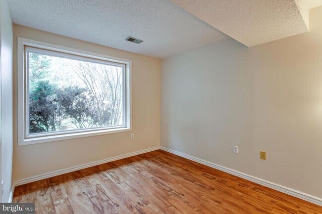 Building Photo - Brick Split Foyer With Large Backyard, 2 K...