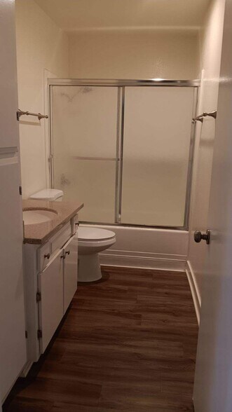 Bathroom - 25 New York St