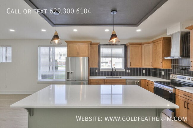 Building Photo - 402 E Trinity Ln