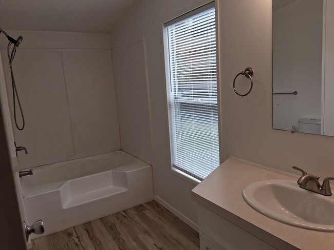 Building Photo - Peaceful Country Home