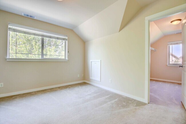 Building Photo - 4 bed/2.5 w/garage in Desirable Barton Cro...