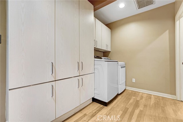 Building Photo - 10915 White Oak Ave