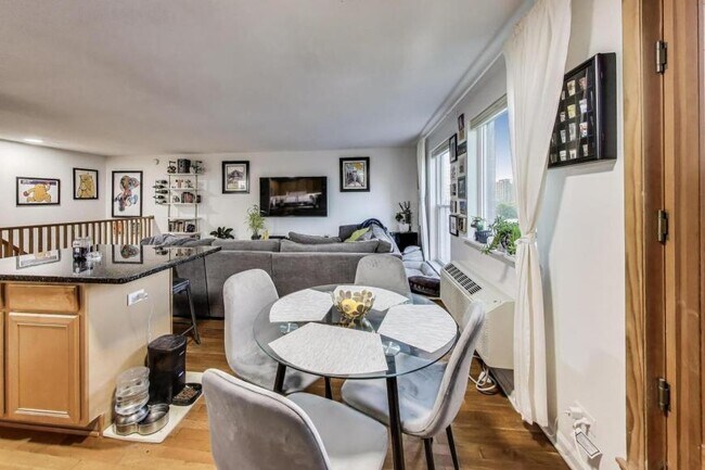 Building Photo - 2 bedroom in Chicago IL 60613