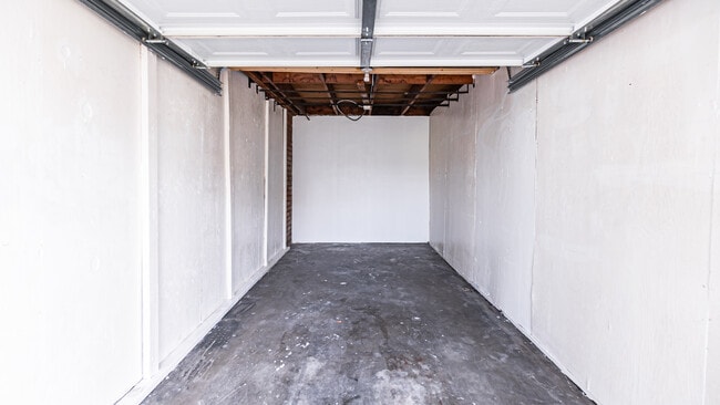 Building Photo - 711 W Provential Dr