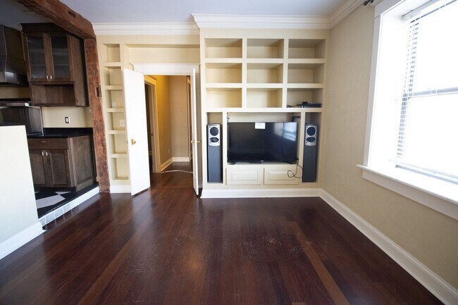 Building Photo - Upscale Luxury Downtown Apartment