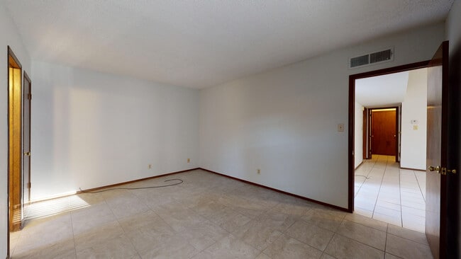 Building Photo - 909 Tepic Dr