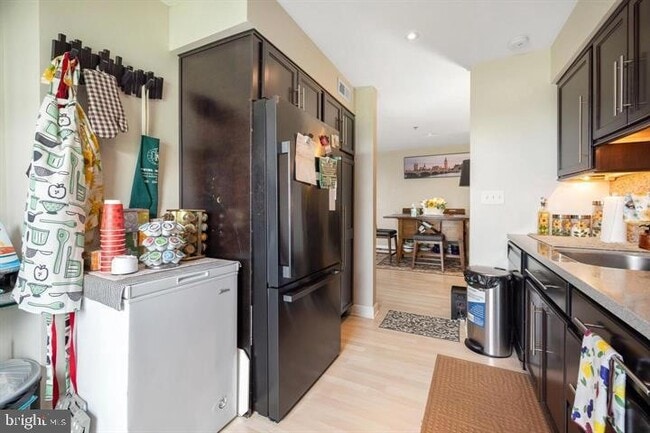 Building Photo - 5213 Le Parc Dr