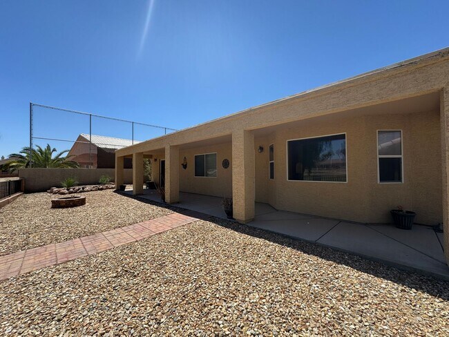 Building Photo - Great spacious home on Huukan Golf Course