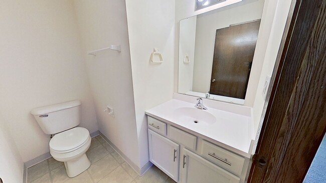 Building Photo - Upper 2 Bedroom 1.5 Bathroom Apartment Available