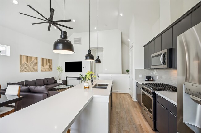 Building Photo - 1131 W 17th St