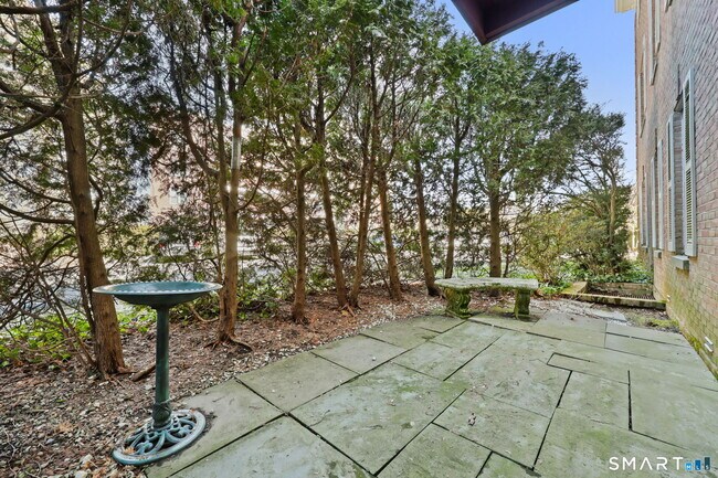 Building Photo - 140 Field Point Rd