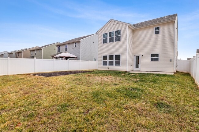 Building Photo - Newer Home in Reedy Fork, SS Appliance, Granite Counter-tops, Island, Office, Den, FP, Loft, Gara...