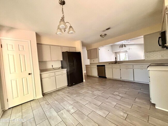 Building Photo - 5449 Fort Caroline Rd