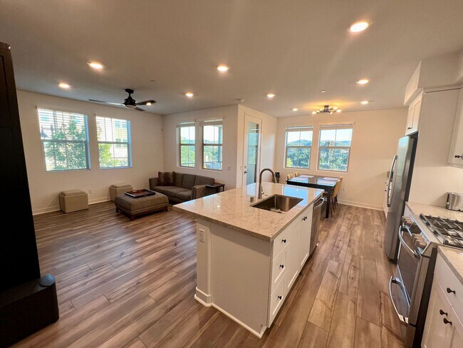 Building Photo - 2 bed 2bath w/attached garage, Pet-friendl...