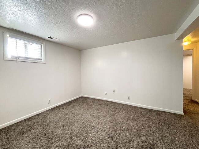 Building Photo - 454 F St