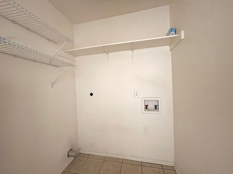 Building Photo - 4505 Deek Dr