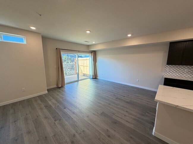 Building Photo - Brand New Townhome in Sparks!