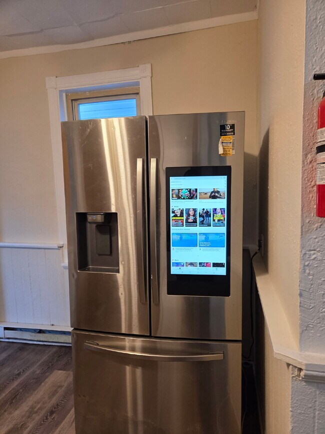 Building Photo - "Charming 3-Bed Sanctuary in Lebanon – Your Cozy Haven Awaits!"