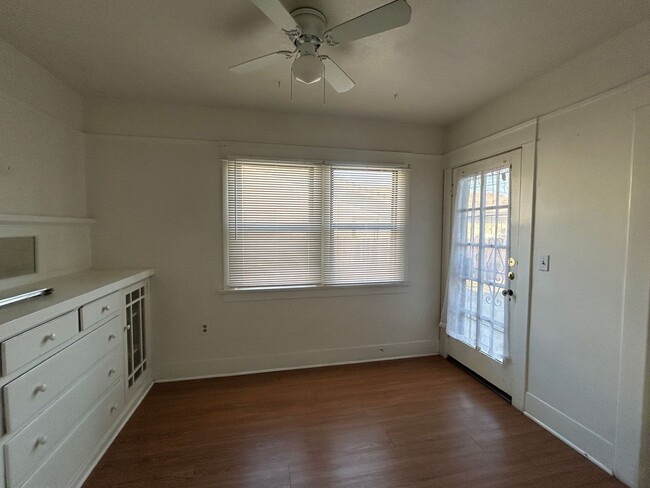 Building Photo - Centrally Located Cottage