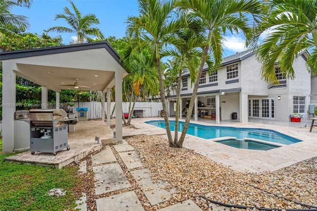 Building Photo - 8351 SW 39th Ct