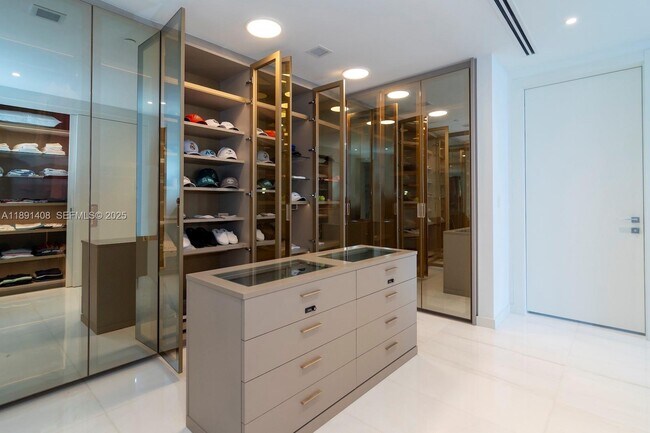 Building Photo - 300 Biscayne Blvd Way