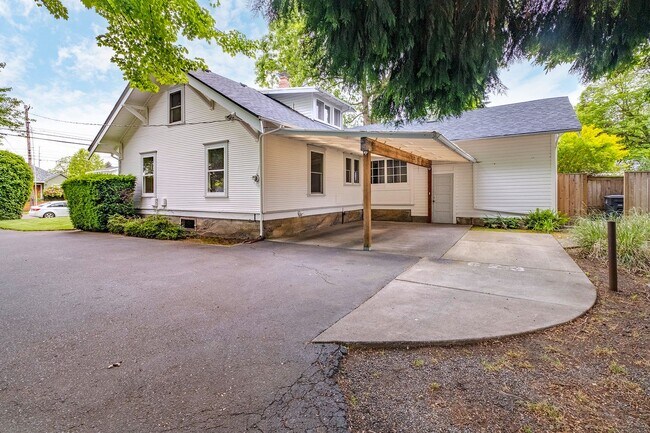 Building Photo - Charming bungalow