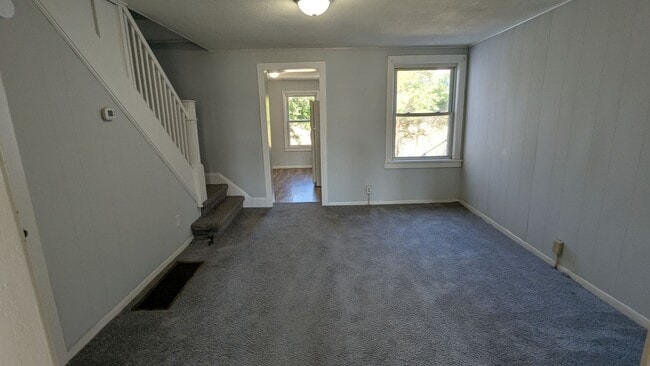 Building Photo - Charming 2-bedroom, 1-bathroom home locate...