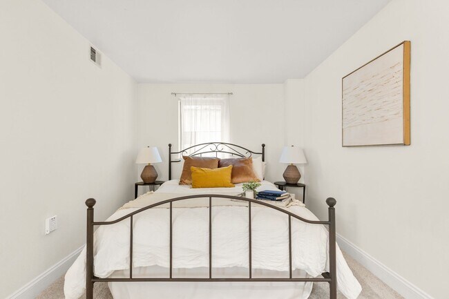 Building Photo - Spacious & Conveniently Located 2br/2ba on U St Corridor!