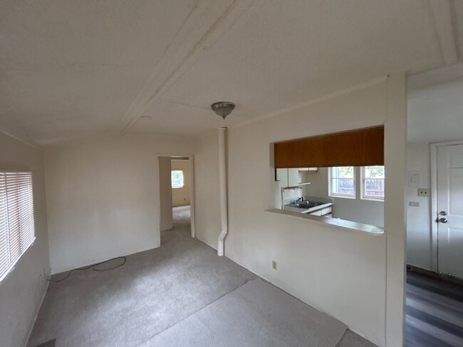 Building Photo - Three Bedroom, One Bathroom House with Fenced Yard