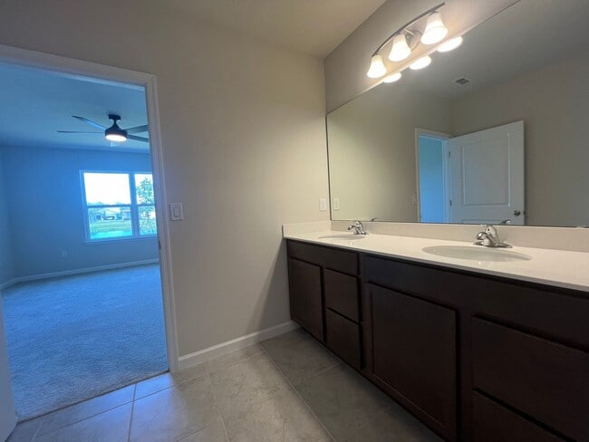 Building Photo - Beautiful  3 bedroom 2 bathroom House Comi...