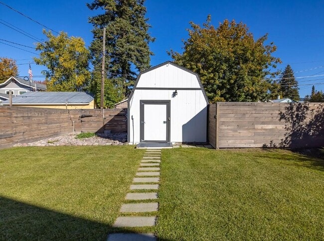 Building Photo - 4 Bed, 2 Bath, Fully Furnished, 2 Level Home, Fenced Yard