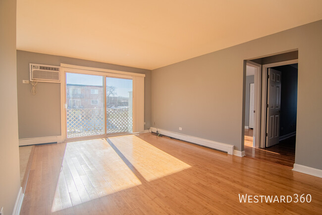 Building Photo - Crestwood 2 bedroom apartment. In unit lau...