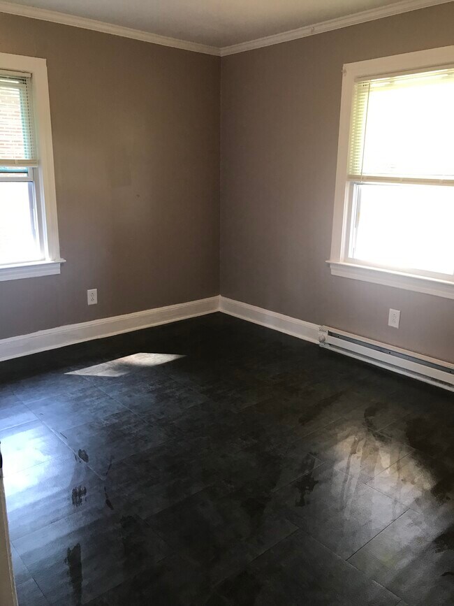 Building Photo - 587 7th St