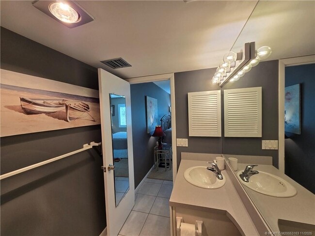 Building Photo - 5564 NE Gulfstream Way