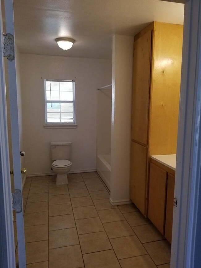 Building Photo - 3 bed, 1 bath home with CARPORT! Month to ...