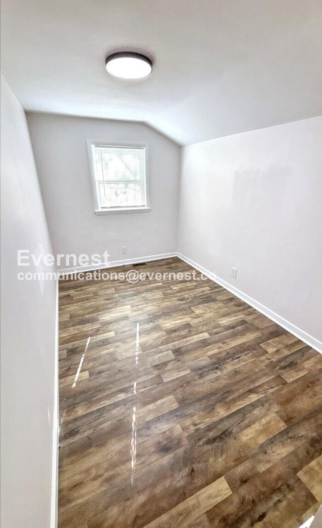 Building Photo - Cozy Charm with Modern Comforts / 3 Bed & 1 Bath / Section 8 Accepted / Available Now!