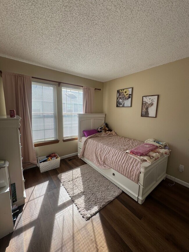 Building Photo - Three Bedroom Townhome with Pool