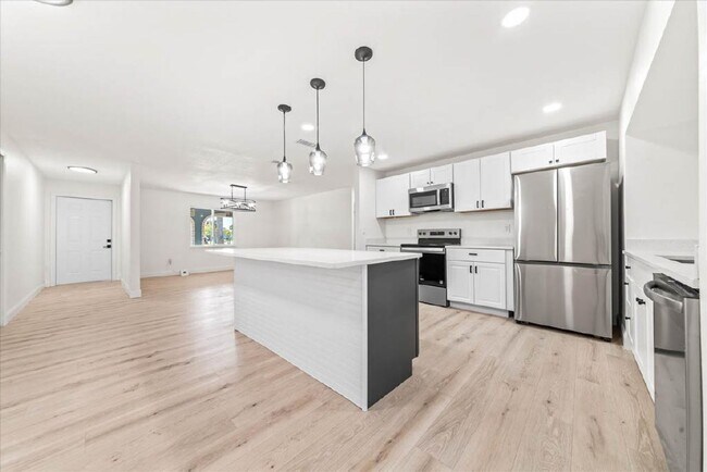 Building Photo - Stunning Newly Rehabbed Single-Family Home — Modern Design • Near Beach, Shopping & Dining!