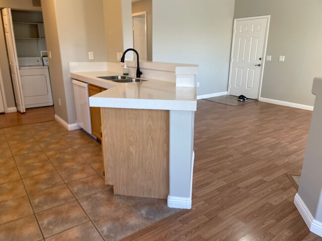 Building Photo - 2 bedroom upgraded condo in Silverado Ranch