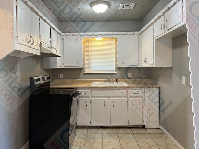 Building Photo - Large 4 Bedroom Home