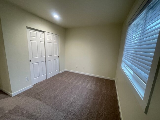 Building Photo - 2 story 3 bedrooms and  2 1/2 bath!