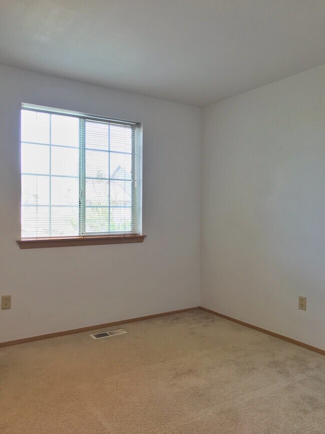 Building Photo - Great 3 bed with huge yard!