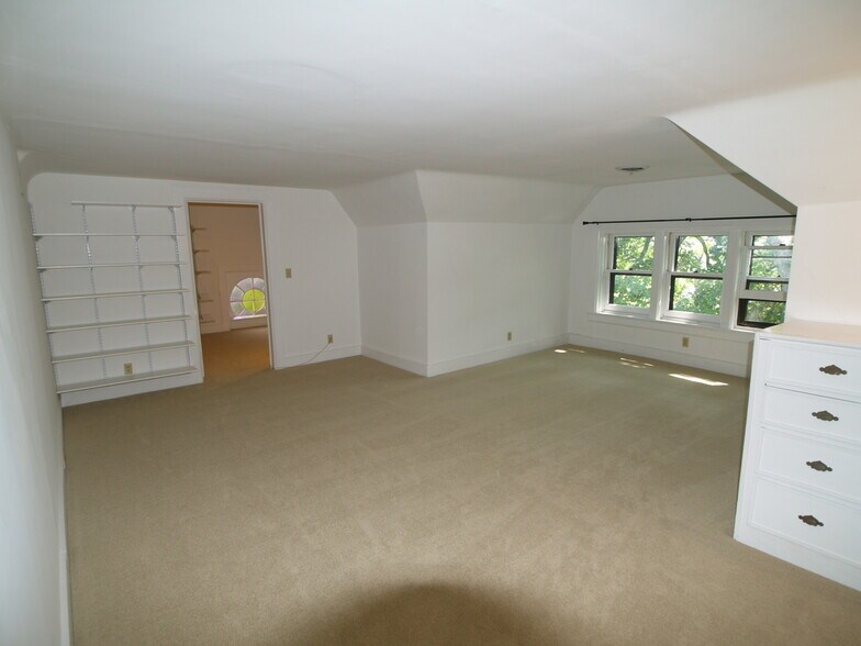 Master Bedroom with walk in closet - 390 Linwood Ave