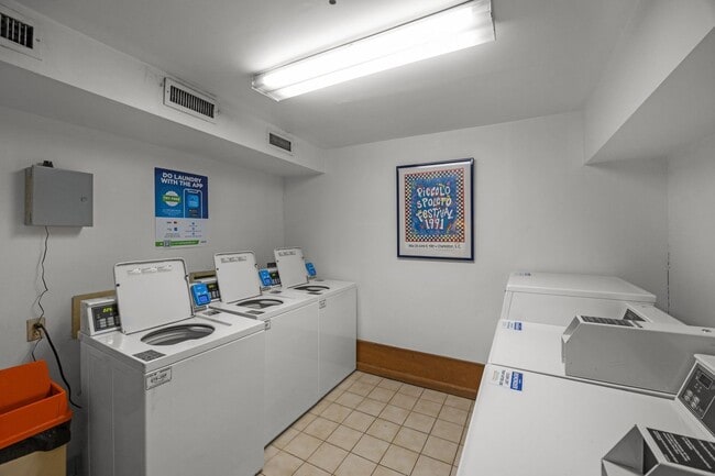 Building Photo - Available 9/1. Awesome 1 BR/1.5 BA Apartme...
