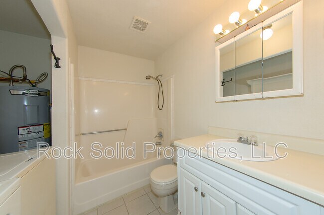 Building Photo - 1825 Edgewater Ave