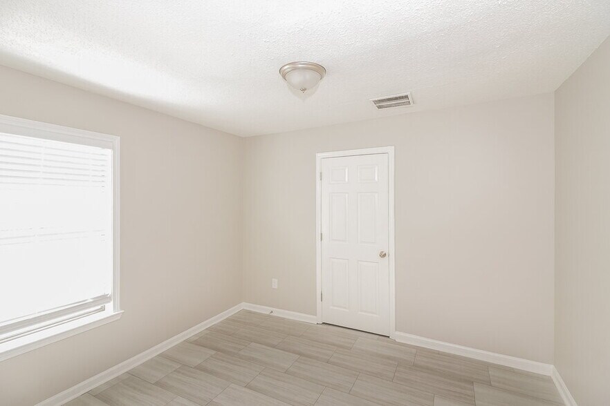 Building Photo - 8685 Rhonda Cir S