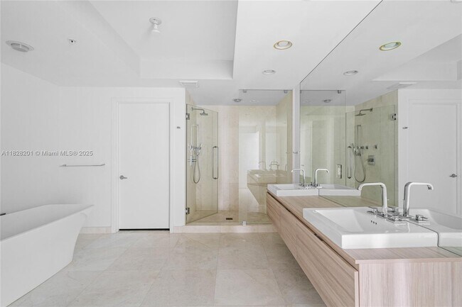Building Photo - 17111 Biscayne Blvd