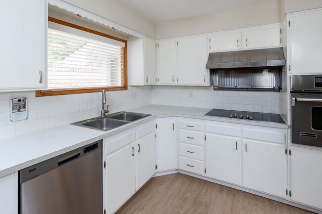 Building Photo - West Hills 4 Bdrm+, 3 Bath Mid Century - A...